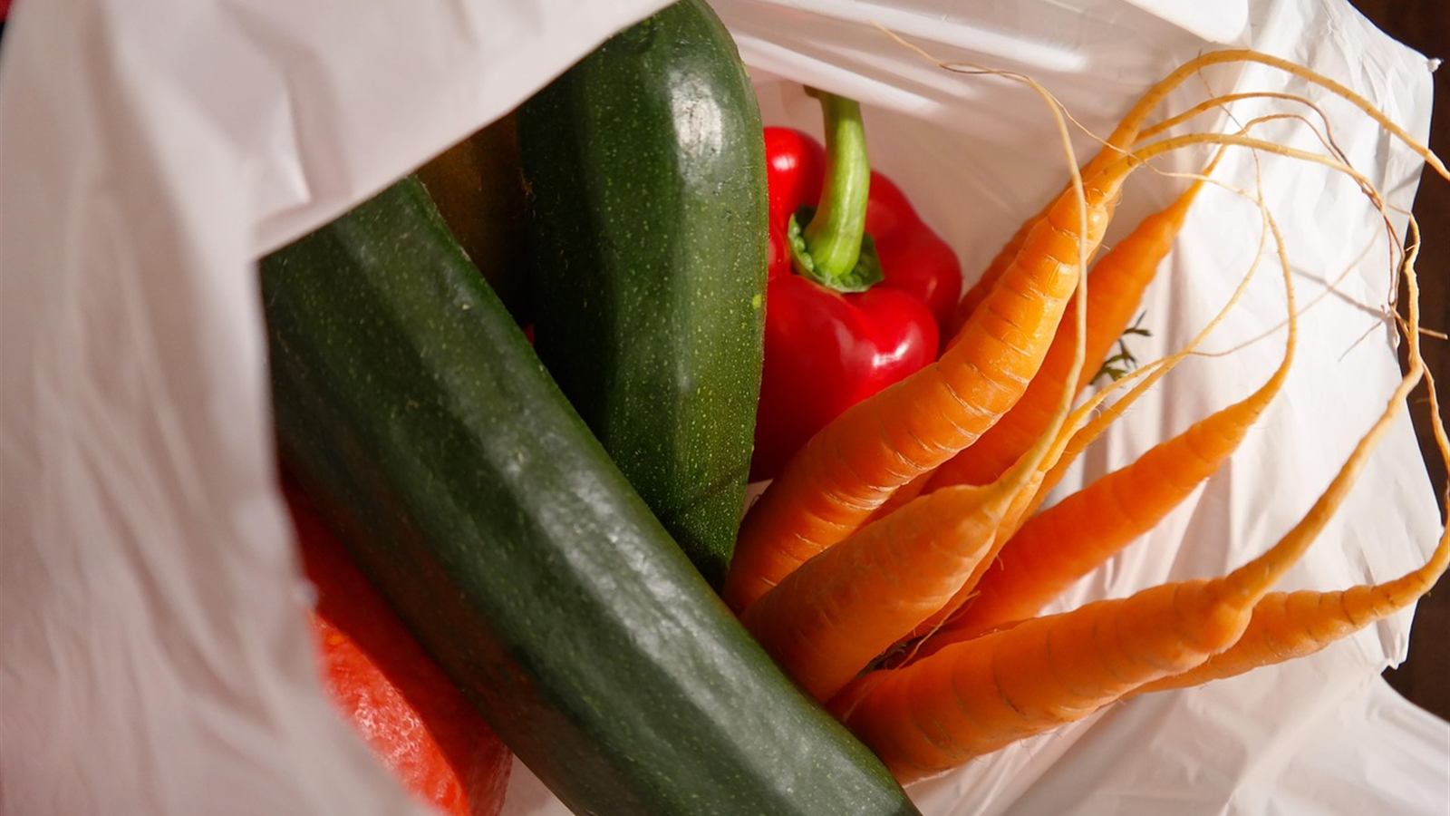 Bolsa de papel llena de verduras frescas