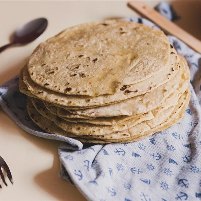 Una pila de tortillas sobre un paño